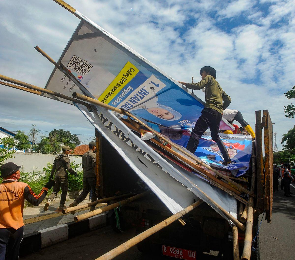 Petugas gabungan dari Panwaslu, Satpol PP, dan Polresta Depok menertibkan sejumlah alat peraga kampanye (APK) Pemilu 2024 di Jalan Margonda Raya, Kota Depok, Jawa Barat, Rabu (24/01/2024).&nbsp;