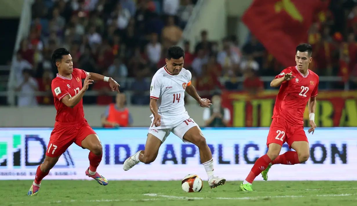 <p>Pemain Timnas Indonesia, Asnawi Mangkualam (tengah) berusaha melewati penjagaan dua pemain Timnas Vietnam pada laga Grup F Kualifikasi Piala Dunia 2026 di My Dinh Stadium, Vietnam, Selasa (26/03/2024). (Dok.PSSI)</p>