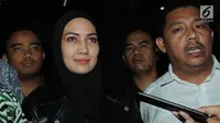 Model asal Manado, Fenny Steffy Burase seusai menjalani pemeriksaan di gedung KPK, Jakarta, Rabu (18/7). Staf ahli dalam Aceh Marathon itu diperiksa sebagai saksi untuk tersangka Gubernur Aceh Irwandi Yusuf (Merdeka.com/Dwi Narwoko)
