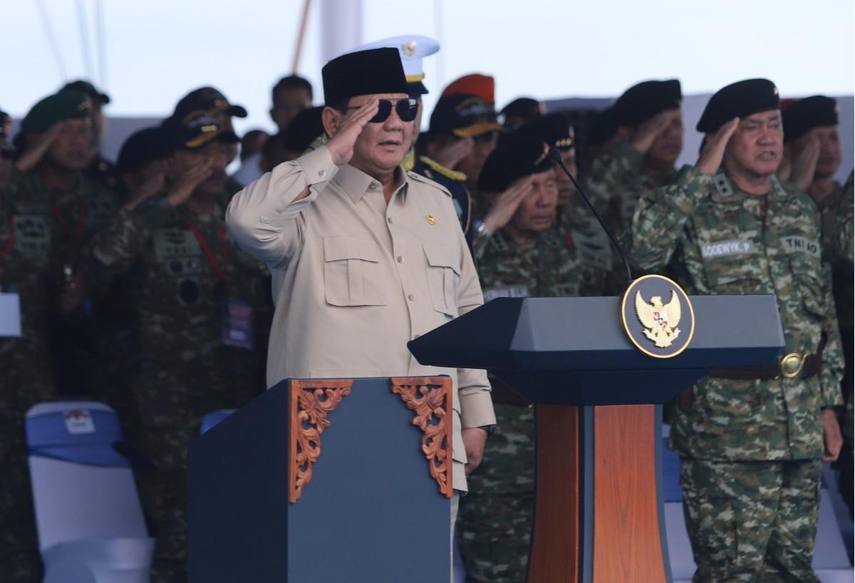 FOTO: Di Atas Kapal Perang, Presiden Prabowo Beri Penghargaan Tertinggi kepada Prajurit TNI