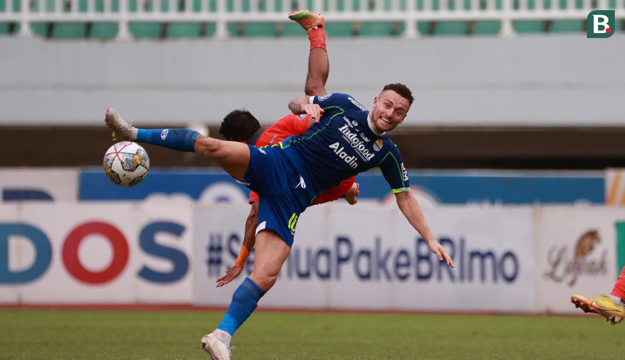 Pemain Persib Bandung, Marc Anthony Klok (kanan) berebut bola dengan pemain Borneo FC dalam pertandingan lanjutan BRI Liga 1 2022/2023 yang berlangsung di Stadion Pakansari, Bogor, Kamis (26/1/2023). (Bola.com/Ikhwan Yanuar)