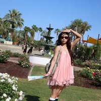 Ia kenakan mini dress bertali spagetti yang flowy bernuansa pink pastel yang manis [@hey__deets]