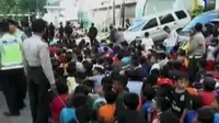 VIDEO: Warga Miskin Antre Angpau di Wihara Dharma Bakti