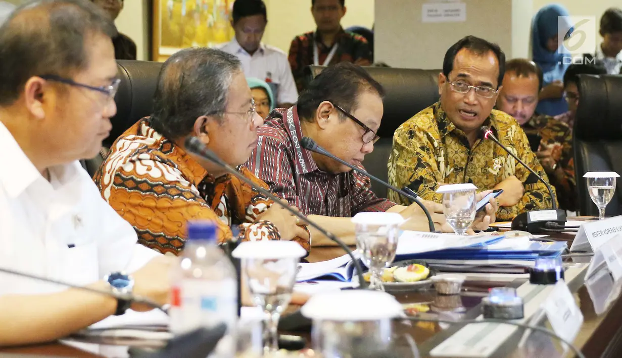 Menteri Perhubungan Budi Karya Sumadi (kanan) menyampaikan keterangan pencapaian tiga tahun pemerintahan Presiden Jokowi-JK di Gedung Bina Graha, Jakarta, Selasa (17/10). (Liputan6.com/Angga Yuniar)