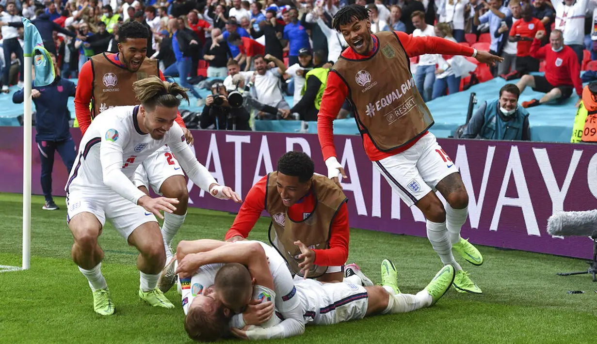 Pemain Inggris Harry Kane (terbawah) bersama rekan-rekannya merayakan gol ke gawang Jerman pada pertandingan babak 16 besar Euro 2020 di Stadion Wembley, London, Inggris, Selasa (29/6/2021). Inggris menang 2-0. (Andy Rain, Pool via AP)