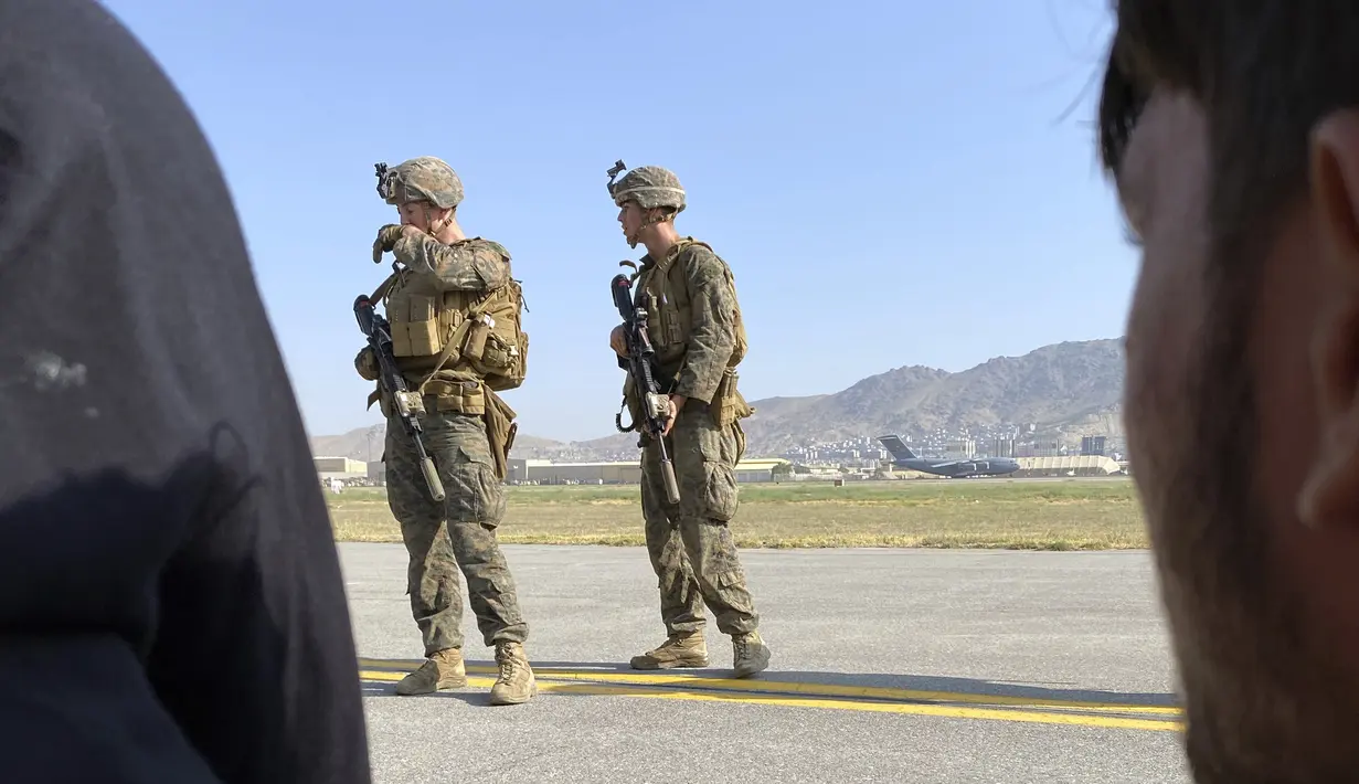 Tentara AS mengambil posisi untuk menjaga bandara internasional di Kabul, Afghanistan (16/8/2021). Seorang saksi mata menuturkan bahwa sejumlah tembakan sempat dilepaskan ke udara oleh tentara AS yang kini menguasai dan menjaga keamanan di area bandara. (AP Photo/Shekib Rahmani)