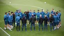 Para pemain mendengarkan arahan dari pelatih Real Madrid, Zinedine Zidane, saat latihan jelang laga Liga Champions di Stadion Allianz, Turin, Senin (2/4/2018). Real Madrid akan berhadapan dengan Juventus. (AFP/Marco Bertorello)