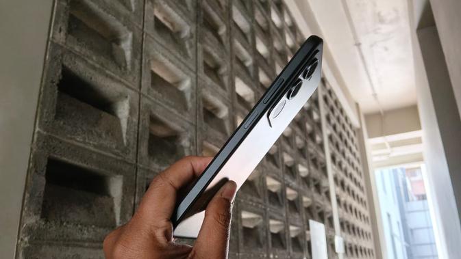 Potrait tampak bagian sisi kanan Redmi 15(Liputan6.com/Arief Ferdian Maulana)