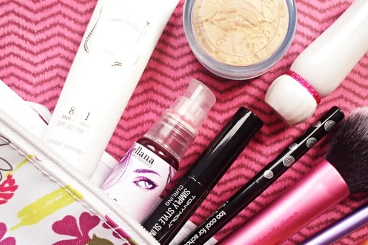5 Alat Makeup yang Wajib Ada di Tas Wanita
