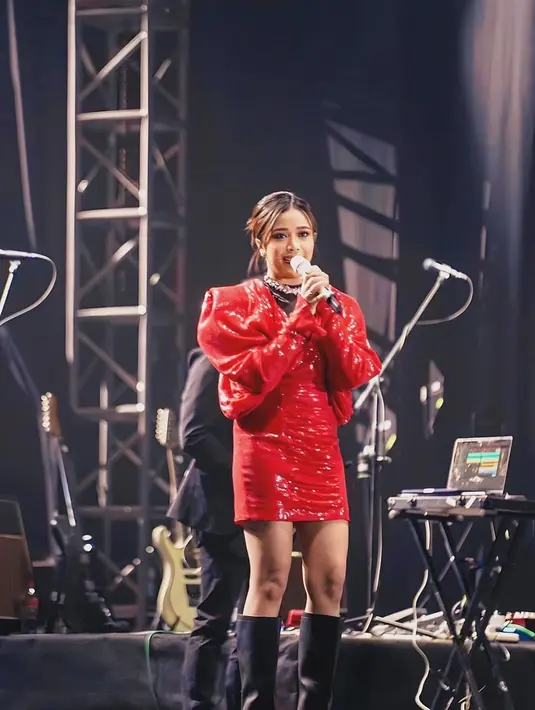 Lihat gaya dramatis Brisia Jodie pakai sequin mini dress merah dengan bagian bahu yang struktur lengan panjang dan inner beludru berwarna hitam di balik garis leher yang dalam. [Foto: Instagram/brisiajodie96]