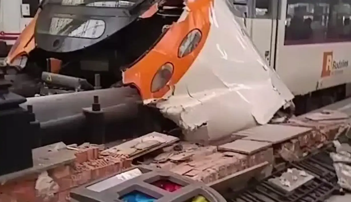 Kondisi Bagian depan kereta komuter yang rusak setelah menabrak penyangga di stasiun kereta api di Barcelona, Spanyol, Jumat (28/7). Menurut pejabat pemerintah Catalan kereta menabrak buffer yang menyebabkan banyak orang cedera. (Felix Rios via AP)