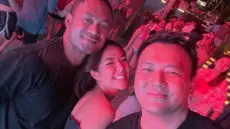 Wijaya Saputra alias Wijin bersama mantan kekasihnya, Gisella Anastasia dan seorang teman mereka di acara ulang tahun ke-40 Sammy Simorangkir. (Instagram @jaysforeal)