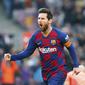 Bintang Barcelona Lionel Messi merayakan golnya ke gawang Eibar dalam lanjutan Liga Spanyol di Camp Nou, Sabtu (22/2/2020). (AP Photo/Joan Monfort)