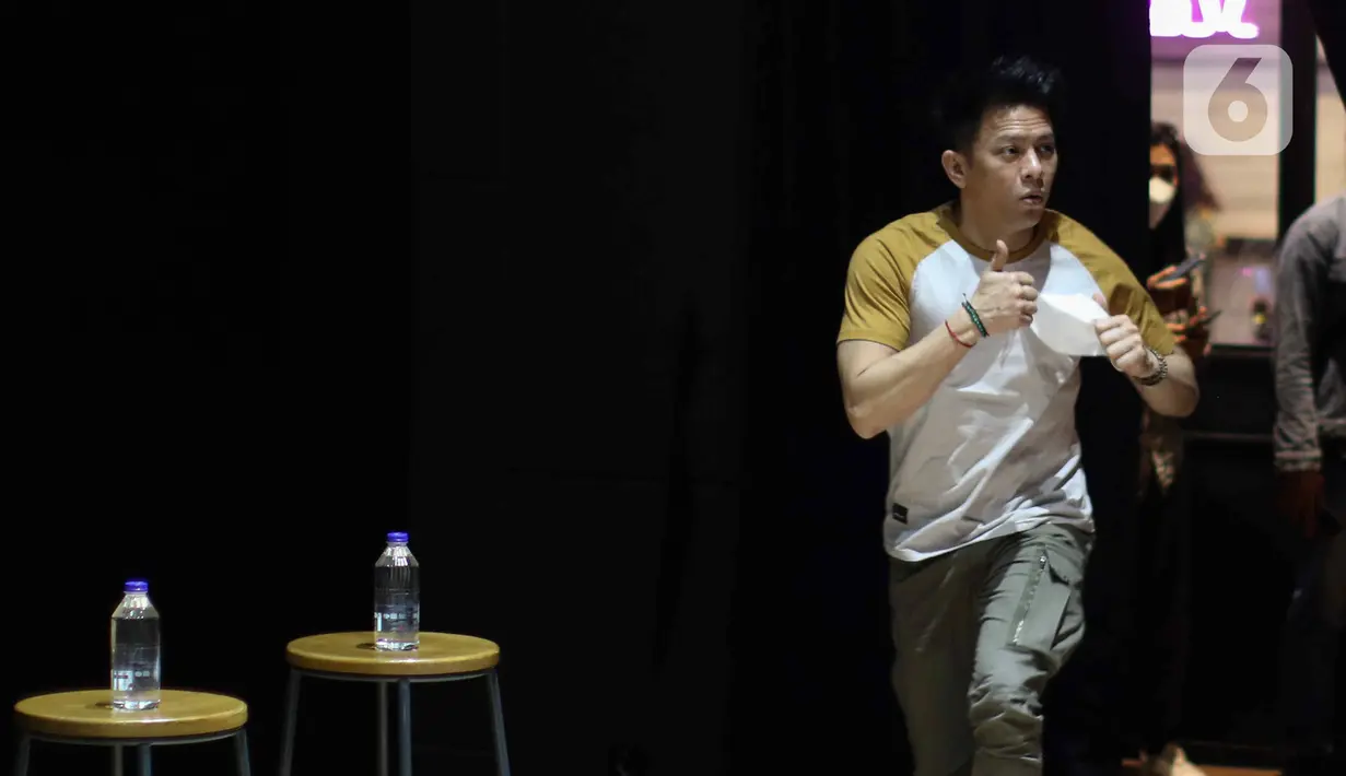 Vokalis Noah Ariel saat menggelar konferensi pers di Jakarta, Selasa (30/8/2022). Penampilan kali ini Noah akan menghadirkan konsep show yang berbeda. (Liputan6.com/Herman Zakharia)