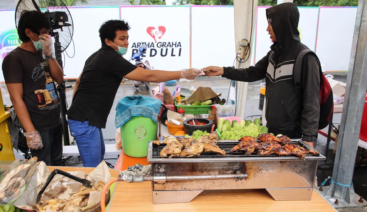Pedagang melayani pembeli di stand ayam bakar pada acara kick off pasar murah di Kawasan SCBD, Jakarta (14/1). Acara ini digelar untuk meringankan beban masyarakat dalam memenuhi kebutuhan. (Liputan6.com/Fery Pradolo)