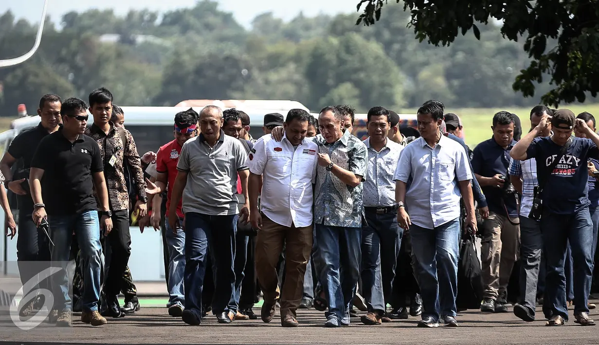 Irjen Mochamad Iriawan berbincang dengan seorang petugas yang membawa Ridwan Sitorus di Bandara Halim Perdana Kusuma, Jakarta, Minggu (1/1). Ridwan diketahui membawa kabur 2 tas milik korban perampokan di Pulomas. (Liputan6.com/Faizal Fanani)