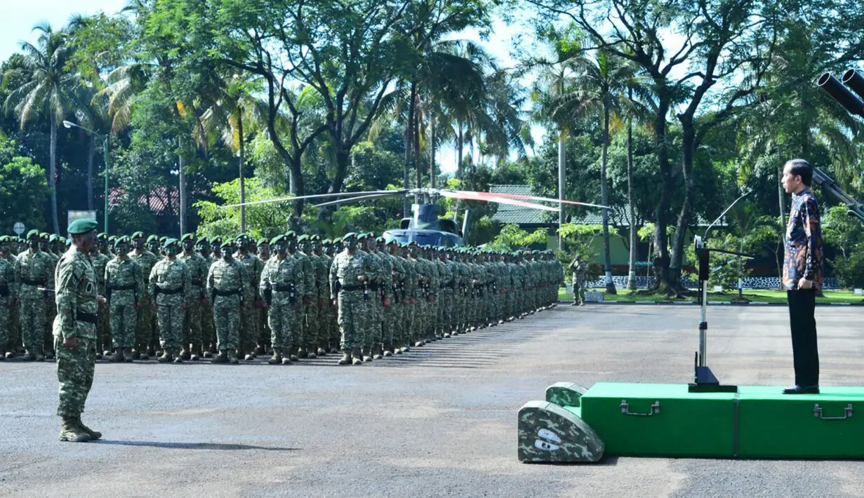 Presiden Jokowi berdiri di hadapan 3.500 pasukan Kostrad saat upcara di Lapangan Hitam Madivif 1 Kostrad, Cilodong, Jawa Barat, Rabu (16/11). Presiden Jokowi menyatakan kebanggaannya untuk dapat berdiri di depan mereka. (DOK. PENKOSTRAD)
