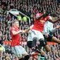 Striker Manchester United (MU), Marcus Rashford (benar) menyundul bola saat melawan Liverpool dalam pertandingan Liga Inggris di Old Trafford, Manchester, Inggris, Sabtu (10/3). Rashford membawa timnya menang 2-1. (AP Photo/Rui Vieira)