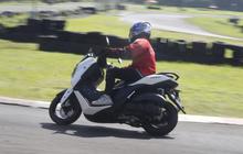 Melakukan uji coba terhadap Fitur Y-Shift pada NMAX Turbo di Sirkuit Kecil, menghasilkan akselerasi yang spontan.