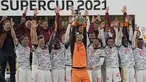 Bayern Muchen berhasil angkat trofi Piala Super Jerman 2021 setelah berhasil tundukkan Borussia Dortmund di laga final. Duel dua raksasa Jerman tersebut berlangsung sengit selama 90 menit pertandingan. (Foto: AP/Martin Meissner)