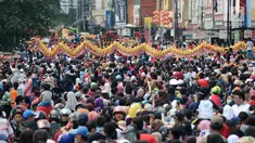 Ribuan peserta mengikuti pawai Cap Go Meh di Bekasi, Jawa Barat, Selasa (19/2). Ribuan peserta tumpah ruah ke jalanan untuk memeriahkan perayaan hari terakhir di Tahun Baru Imlek tersebut. (Merdeka.com/Imam Buhori)