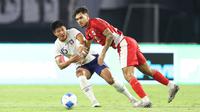 Pemain Timnas Indonesia, Shayne Pattynama (kanan), berebut bola dengan pemain Chinese Taipei, Huang Tzu Ming, dalam laga FIFA Matchday di Stadion Gelora Bung Tomo (GBT), Surabaya, Jumat (05/09/2025). (Bola.com/Abdul Aziz)