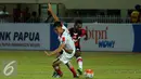 Penyerang Persija Sutanto Tan ditahan pemain Persipura saat laga perdana Torabika Soccer Championship presented by IM3 Ooredoo di Stadion Mandala Jayapura, Papua, Jumat (29/4/2016).Kedua tim bermain imbang 1-1. (Liputan6.com/Helmi Fithriansyah)
