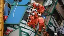 Sejumlah tim SAR menyisir lokasi runtuhnya sebuah crane besar yang menimpa bangunan sementara dua lantai di Kota Dongguang, Guangdong, Tiongkok, Rabu (13/46). Crane tersebut runtuh akibat badai yang menerjang kota Dongguan. (AFP/CHINA OUT)
