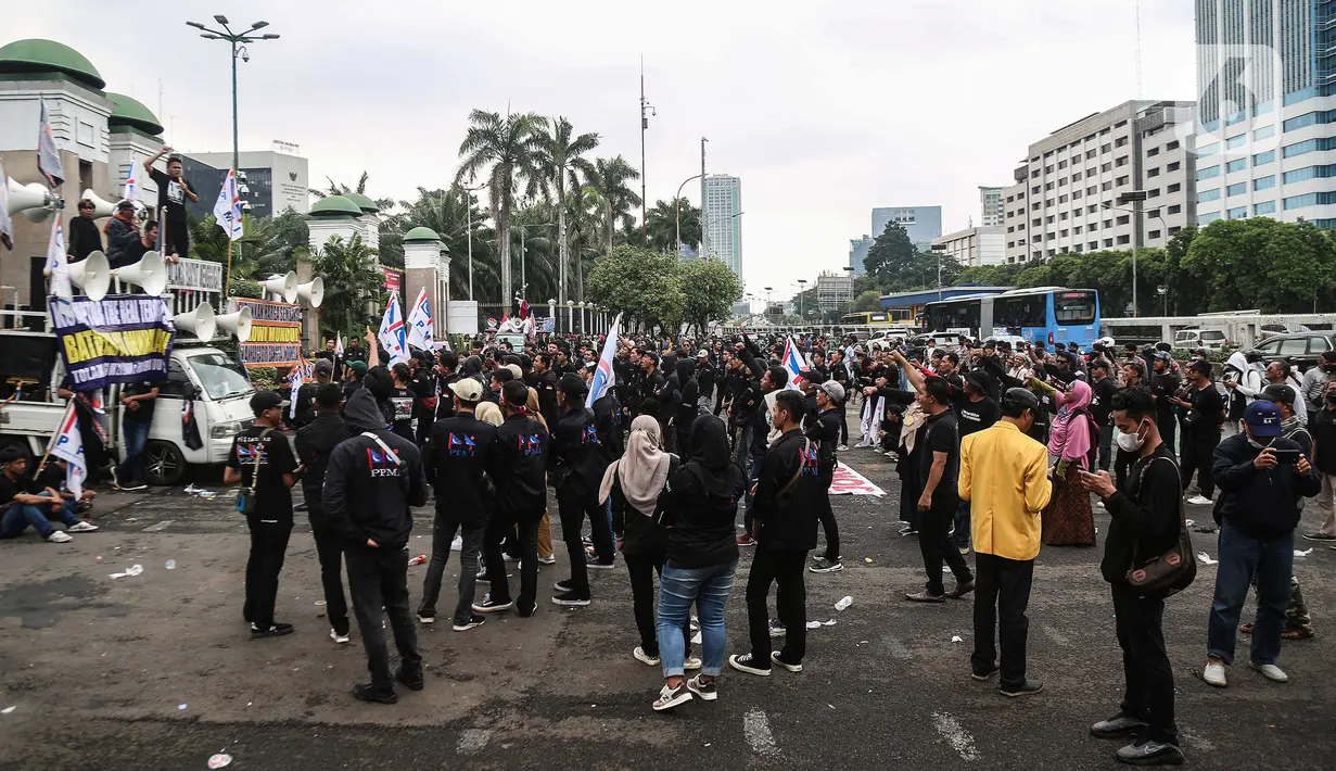 Demonstran berorasi saat berunjuk rasa di depan Gedung MPR/DPR/DPD, Jalan Gatot Subroto, Jakarta, Jumat (20/5/2022). Demonstran menuntut berbagai isu, di antaranya Omnibus Law dan penurunan harga sembako serta bahan bakar minyak (BBM). (Liputan6.com/Johan Tallo)