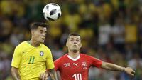 Pemain timnas Brasil, Philippe Coutinho, saat berebut bola dengan pemain Swiss pada laga penyisihan Grup E Piala Dunia 2018 di Rostov Arena, Senin (18/6/2018) dini hari WIB. (AP Photo/Themba Hadebe)