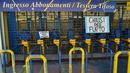 Pintu masuk Stadion Ennio Tardini, Parma, di tutup setelah Parma dinyatakan resmi bangkrut dan harus terdegradasi dari Serie A. (AFP/Giuseppe Cacace)