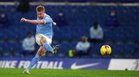 Penyerang Manchester City, Kevin De Bruyne, melepaskan tendangan saat melawan Chelsea pada laga Liga Inggris di Stadion Stamford Bridge, Minggu (3/1/2021). City menang dengan skor 3-1. (AP Photo/Ian Walton/Pool)