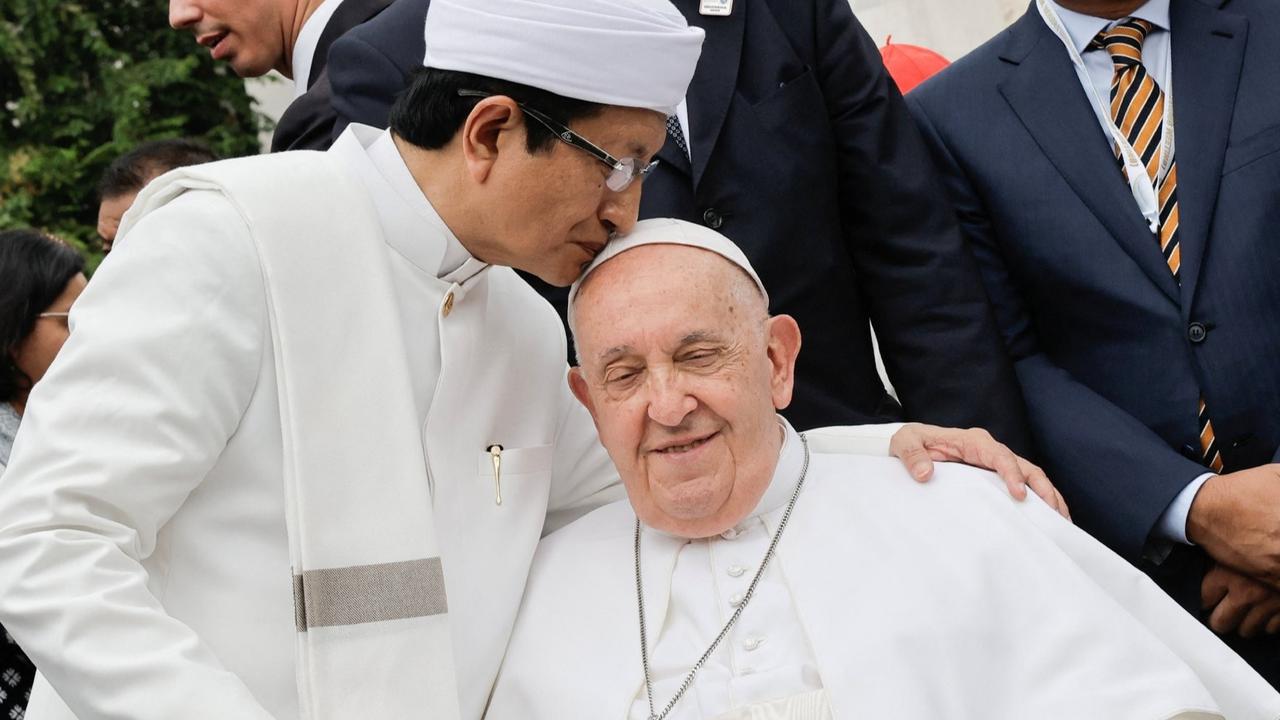 FOTO: Mengenang Ciuman Penuh Haru Paus Fransiskus dan Imam Besar Masjid Istiqlal yang Jadi Sorotan Dunia