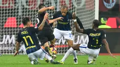 Gelandang AC Milan, Giacomo Bonaventura (tengah) berusaha melewati tiga pemain Inter Milan pada laga Liga Italia Serie A di Stadion San Siro, Milan, (20/11). AC Milan bermain imbang dengan Inter Milan dengan skor 2-2. (AFP PHOTO/Guiseppe Cacace)