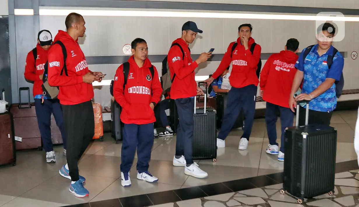 "Dari event pertandingan AVC Senior Men's di Iran, kita bisa meningkatkan peringkat dunia. Kalau tadinya peringkat 68, sekarang peringkat kita 55, ini luar biasa sekali," tutur Ketum PBVSI dalam sambutannya. (Liputan6.com/Angga Yuniar)