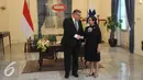 Menlu RI, Retno Marsudi (kanan)bersalaman dengan Menlu Finlandia, Timo Soini jelang mengadakan pertemuan di Jakarta, Senin (2/11/2015). Pertemuan membahas rencana kedatangan Presiden Finlandia ke Indonesia. (Liputan6.com/Helmi Fithriansyah)