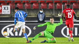 Striker Napoli, Hirving Lozano (kiri), berusaha melewati hadangan kiper AZ Alkmaar, Marco Bizol, dalam laga lanjutan Liga Europa 2020/21 Grup F di AFAS Stadium, Kamis (3/12/2020) waktu setempat. Napoli bermain imbang 1-1 dengan AZ Alkmaar. (AFP/Olaf Kreak/ANP)