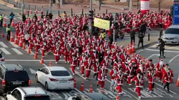 Sinterklas Lari Maraton di Korsel: Peserta yang mengenakan kostum Sinterklas mengikuti lomba lari maraton dalam acara Santa Run 2019 di Goyang, Korea Selatan, Sabtu (7/12/2019). Sekitar 2.000 peserta mengikuti lomba lari maraton sejauh 5 dan 10 kilometer. (AP Photo/Lee Jin-man)