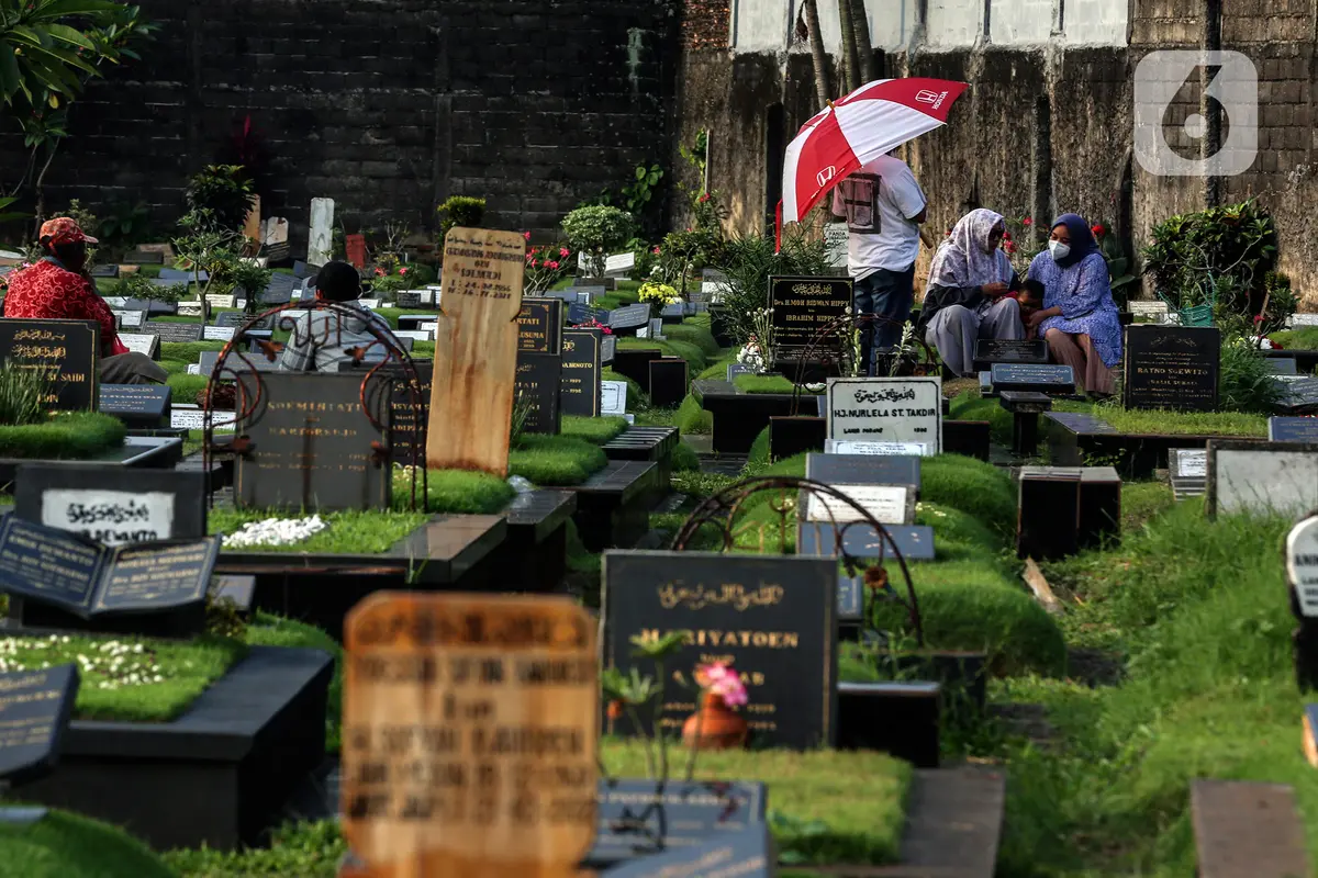 Ziarah Kubur Jelang Ramadhan di TPU Tanah Kusir
