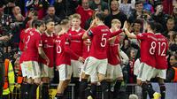 Pemain Manchester United Cristiano Ronaldo, ke-3 dari kiri, merayakan setelah mencetak gol ketiga timnya selama pertandingan sepak bola grup E Liga Europa antara Manchester United dan Sheriff di Old Trafford di Manchester, Inggris, Kamis 27 Oktober 2022. (AP Photo/Jon Super)