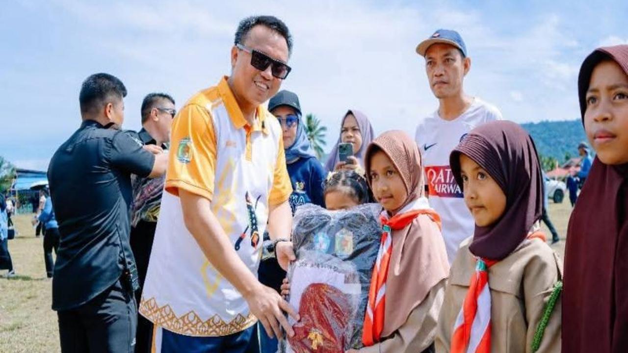 Bupati Morut Bagikan Seragam Sekolah Gratis kepada Ribuan Siswa, Wujud Komitmen Morut Cerdas