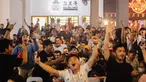 Reaksi penonton saat nobar laga final Piala Dunia 2022 bersama Federal Oil yang berlangsung di daerah Kemang, Jakarta Selatan, Minggu (18/12/2022) malam WIB. Argentina berhasil mengalahkan Prancis melalui babak penalti dengan skor 4-2. (Bola.com/Muhammad Aldiansyah)