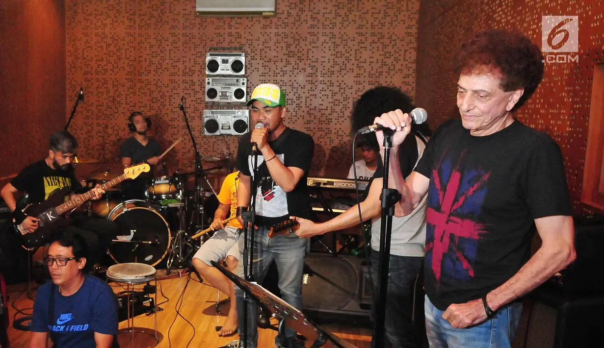 Ahmad Albar dan musisi lainnya seperti Iis 'Rodinda' (vokal), Marcell Siahaan (drum), dan Utox (gitar) saat latihan singel berjudul "Indonesia Bersatu" di Nu Straight Studio Cipete, Jakarta, Selasa (14/11).  (Liputan6.com/Helmi Afandi)