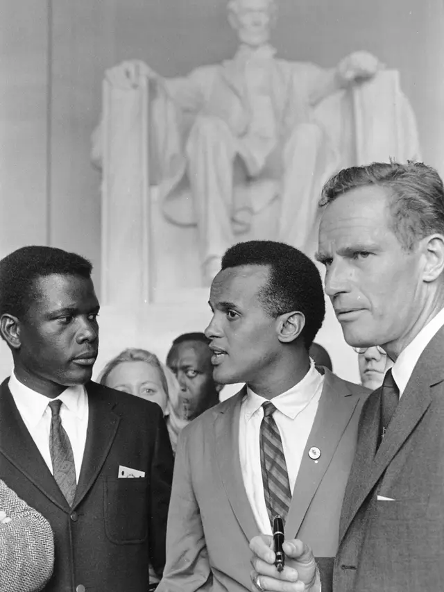 Poitier (kiri) bersama Harry Belafonte (tengah) dan Charlton Heston (kanan) tahun 1963 di Civil Rights March on Washington, D.C. (Wikipedia)