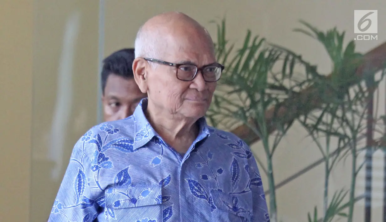 Mantan Menko Bidang Perekonomian Dorodjatun Kuntjoro usai pemeriksaan di Gedung KPK, Jakarta, Rabu (21/2). KPK memeriksa Dorodjatun selama lebih kurang selama 2,5 jam. (Liputan6.com/Herman Zakharia)