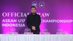 Exco PSSI, Muhammad bersiap melakukan pengundian dalam acara drawing Piala AFF U-17 2026 yang berlangsung di SCTV Tower Lt 8, Senayan, Jakarta pada Jumat (06/03/2026). Timnas Indonesia U-17 tergabung ke dalam Grup A bersama Vietnam, Malaysia, dan Timor Leste. (Bola.com/Bagaskara Lazuardi)