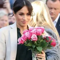 Meghan Markle kenakan leather skirt yang buat penampilannya sangat edgy! (Foto: instagram.com/meghanmarkle_hd)