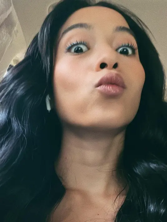 Namun, istri Chicco Jerikho itu baru-baru ini jadi sorotan gara-gara kemunculannya dengan model rambut baru. [Instagram/putrimarino]