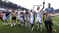 Para pemain Leeds United berselebrasi setelah memastikan timnya juara Championship 2024/2025 setelah mengalahkan Plymouth Argyle di Home Park, Plymouth, Inggris, Sabtu (03/05/2025) waktu setempat. (AP Photo/PA/Steven Paston)