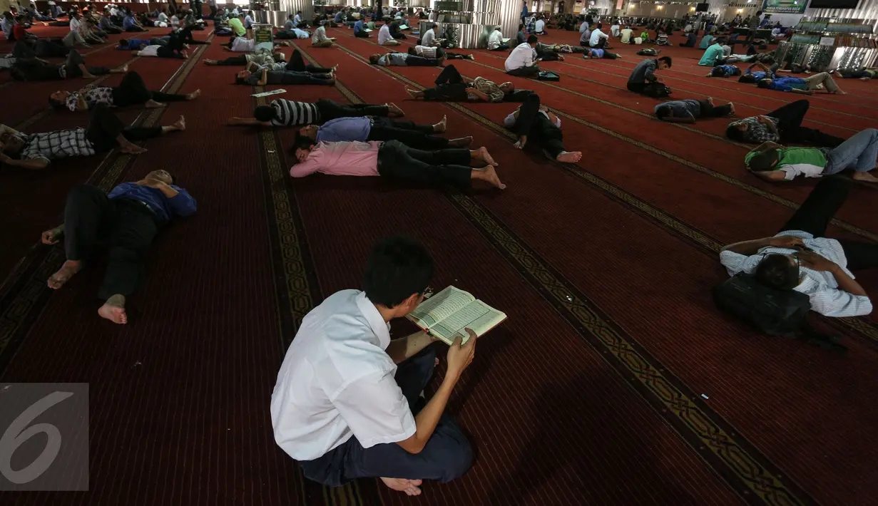 Seorang umat muslim membaca Al- Quran di Masjid Istiqlal, Jakarta, Kamis (18/6/2015). Memasuki bulan Ramadan, sejumlah umat muslim mengisi waktu dengan beribadah seperti mengaji dan salat berjamaah di masjid. (Liputan6.com/Faizal Fanani)